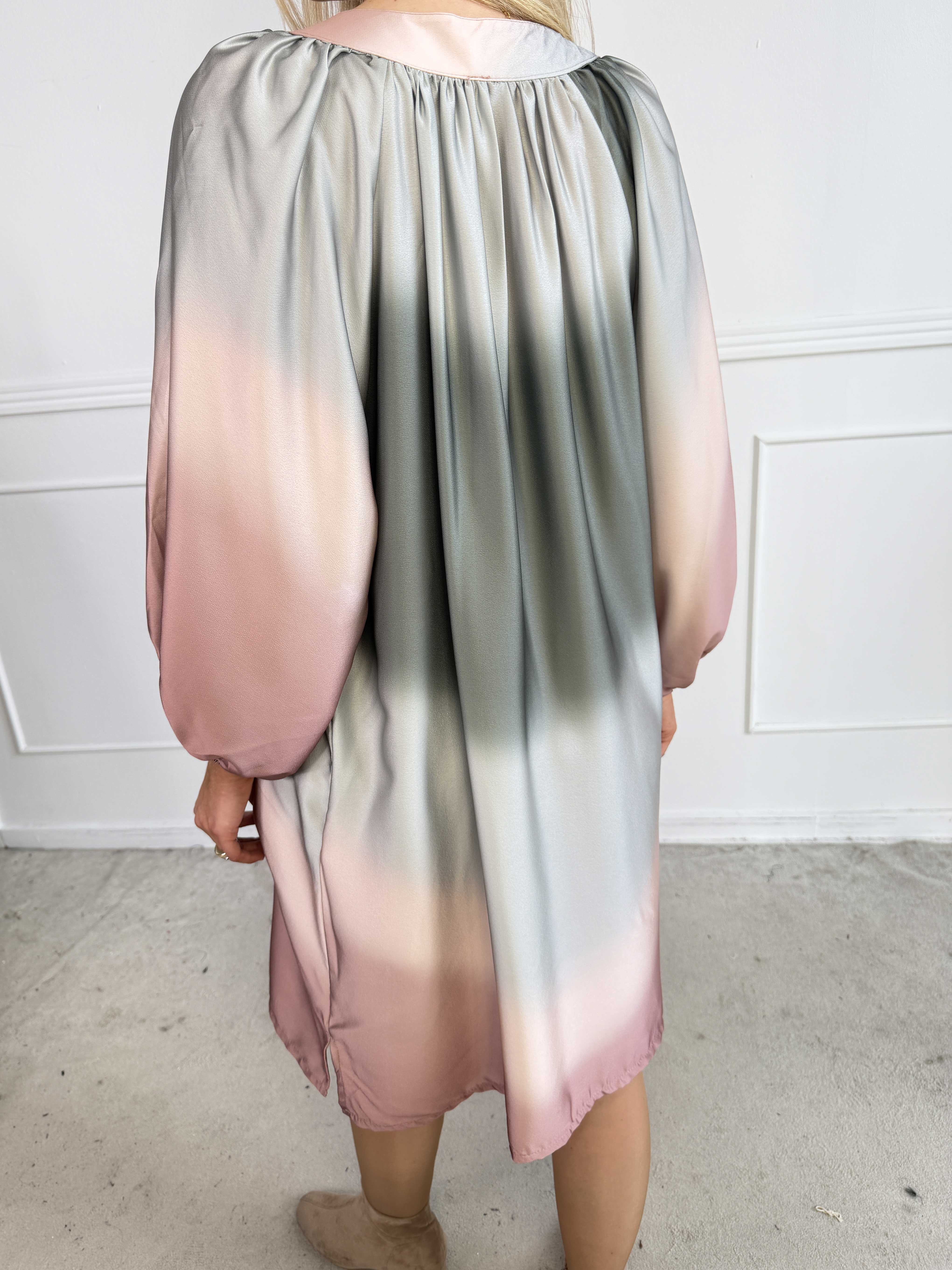 Amidala Batik - Elegant tunikakjole i batikmønster med lommer